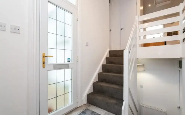 3 Bed House-free Parking-6beds