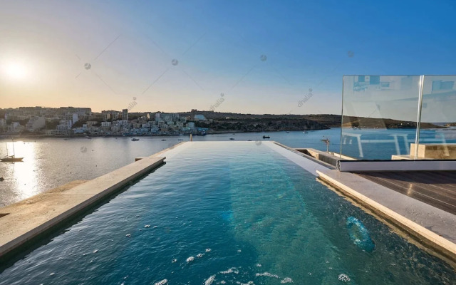 Luxury House With Pool