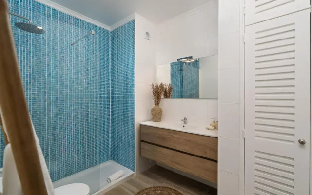Amazing Beach House with Balcony (Free WI-FI)