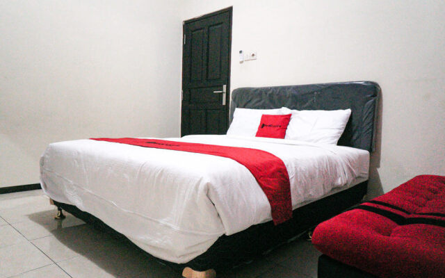 RedDoorz near Alun Alun Batu