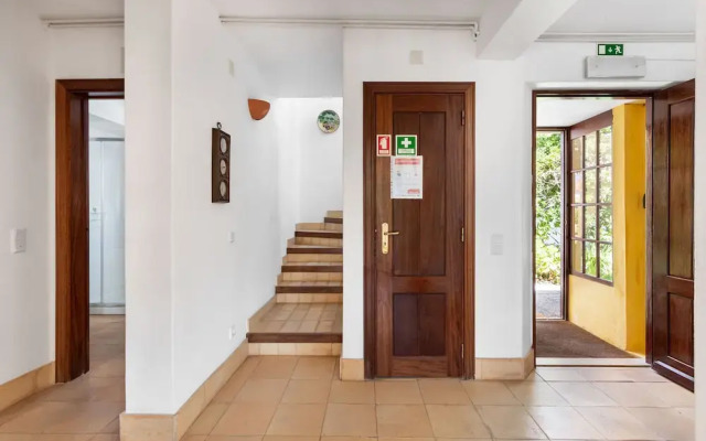 JOIVY 3-BR Cottage w/Terrace & Garden in Colares