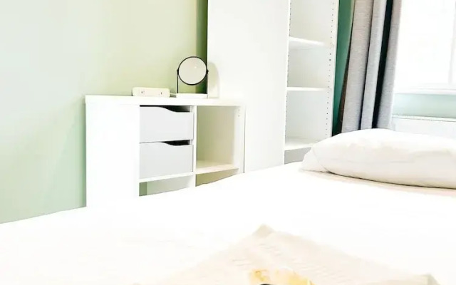 Hammersmith 2 Bedroom Flat River Thames