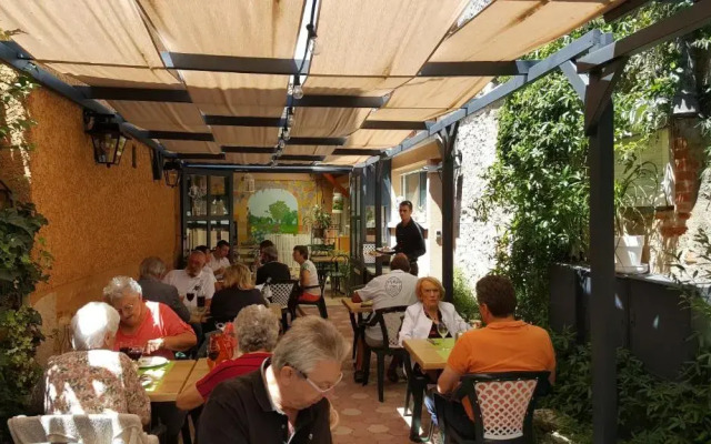 Chambre D´hôtes Léonie & Restaurant