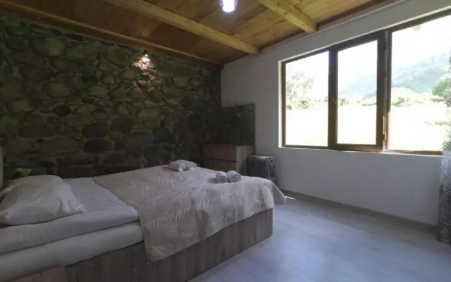 Peak Mazeri Guest House