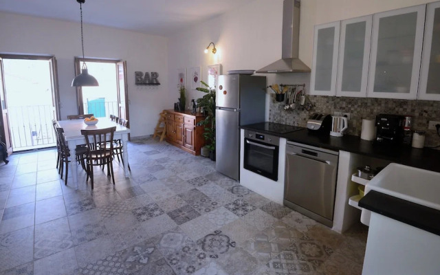 Large, Authentic 2-bed Apartment, Panoramic Views