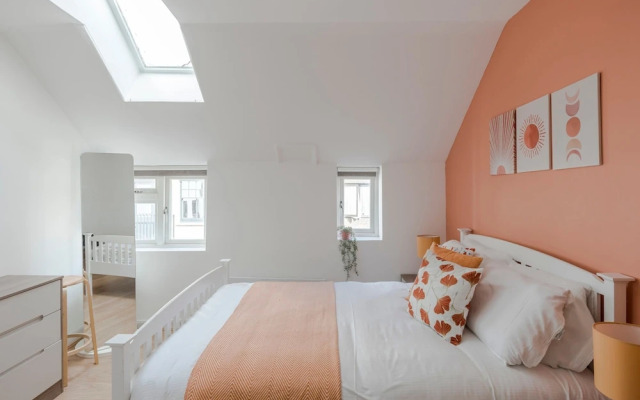 Wonderland - Fitzrovia - by Frankie Says