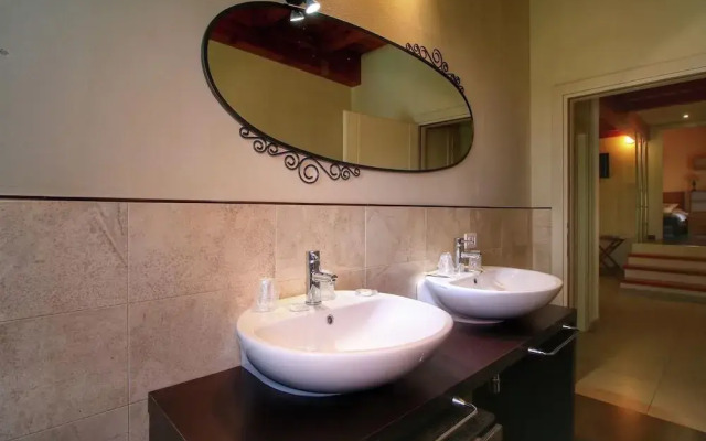 Luxurious Villa in Monte San Savino with Jacuzzi