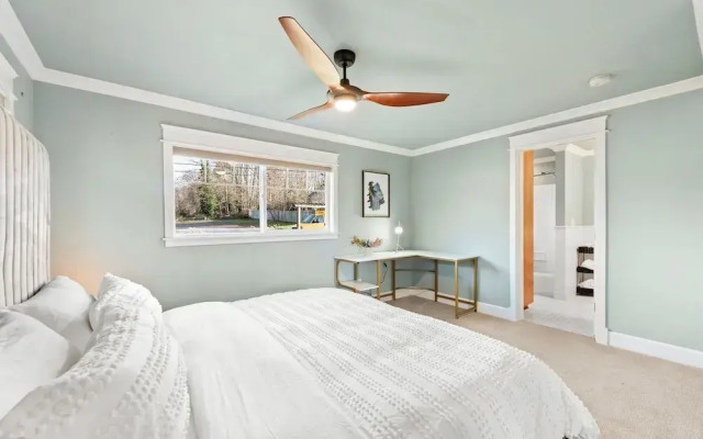 Renton Lakeside Oasis, Lakeview, 4B 2.5B, Spacious