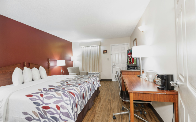 Red Roof Inn & Suites Calhoun