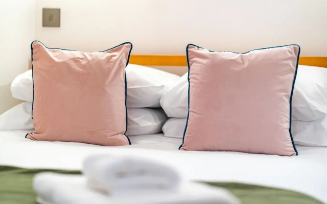 The Jam - Cunningly Good Cunningham Street Apartment