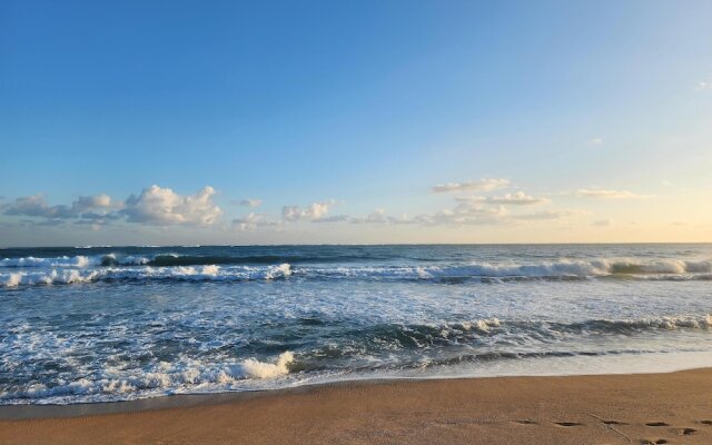 Breathtaking 2-Br Beachside Apartment