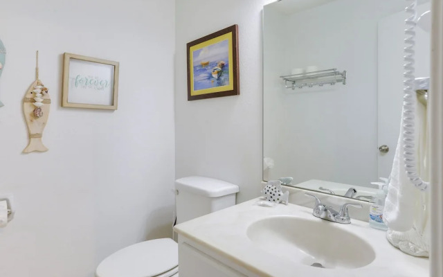 Townhome Near Beach in Galveston: Furnished Patio!