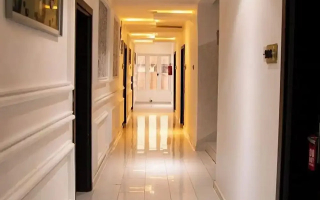 5 Star Saint Hotel