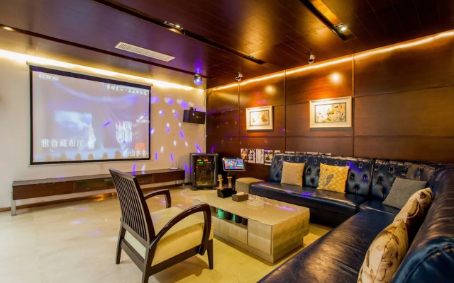 Deluxe Villa in Mingyue Mountain and Stream
