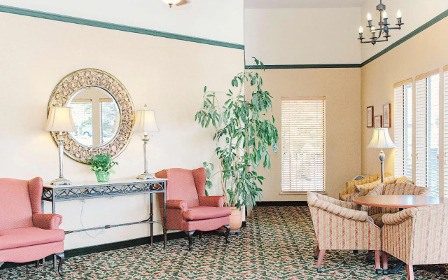 Lavissh Inn & Suites