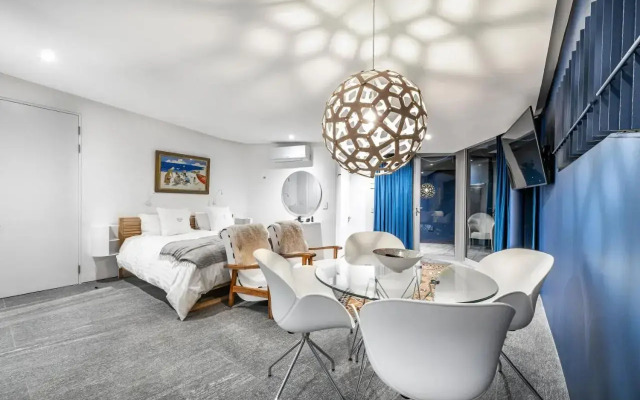 17 Marine, Designer SOLAR powered Apt