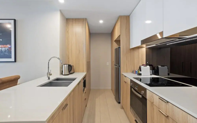 Cosy 1-bed With River Views, Pool, Gym & BBQ