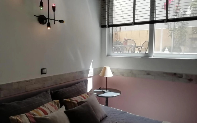 Amazing Semi-Basement Art Apartment easy walk to Napflio centre