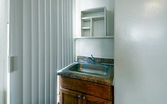 Mariachi Plaza Hotel