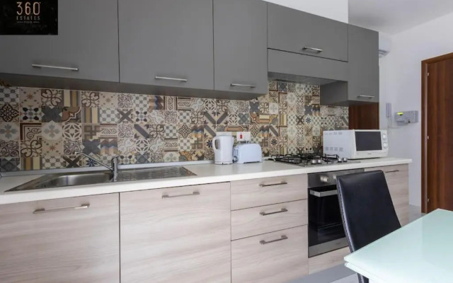 Spacious, 1BR duplex off UNI/Hospital with WIFI by 360 Estates
