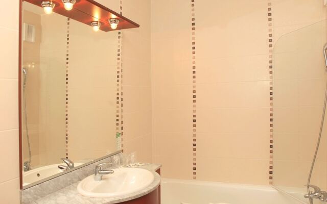 Spacious apartment with terrace surrounded by pine trees