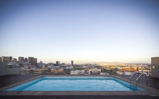 High-end city center studio with Views