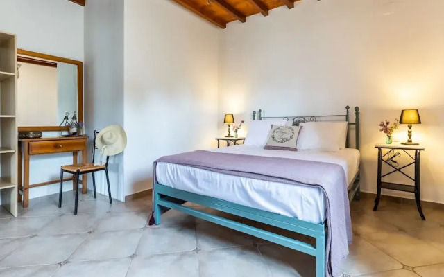 Charming 1-bed House in Stafylos
