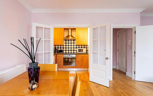 Chic Gunter Grove Flat - London Retreat