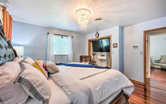 Spacious Palmyra Home w/ Fire Pit & Deck!