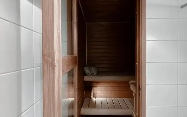 Modern one bedroom Apartment with Sauna near Airport