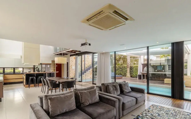 House w/ pool 5BR near Jurerê Beach RCA26