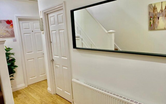 London 2 Bedroom Apartment, Kitchen, Reception and Private Garden