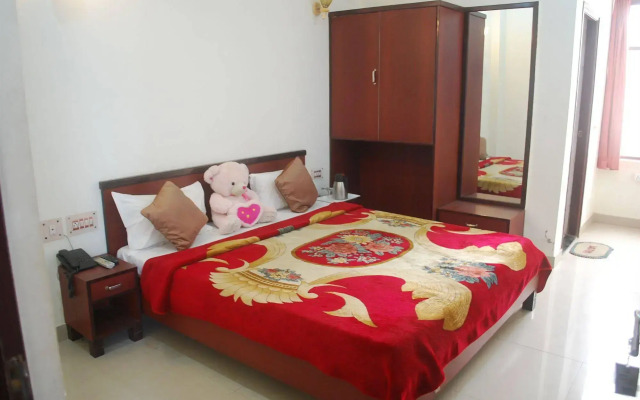 OYO 28053 Hotel Gayatri Palace