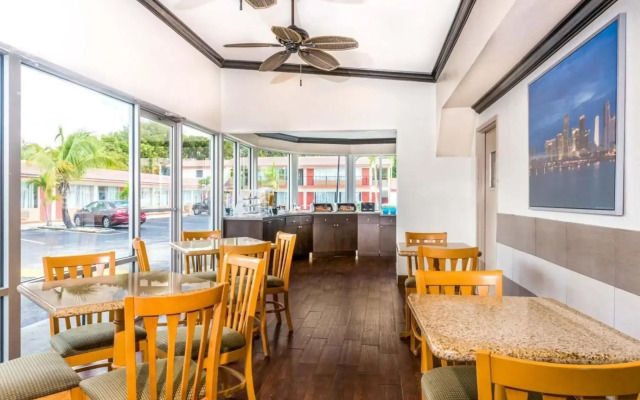 Econo Lodge Inn & Suites