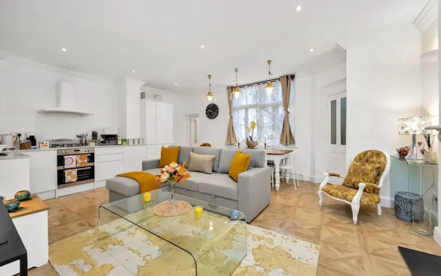 3 Bedroom 2 Bathroom Victorian Flat in Kensington