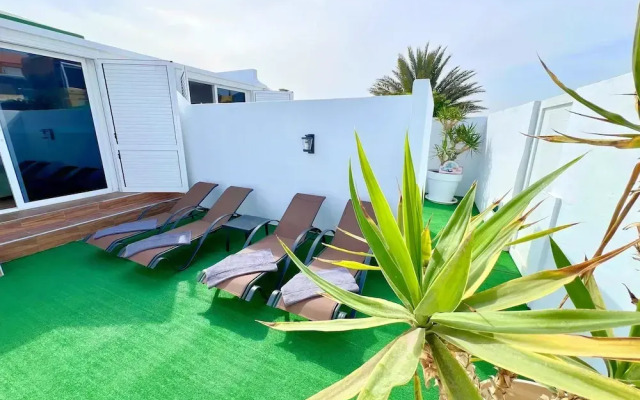 Sea View Bungalow with Communal Pool