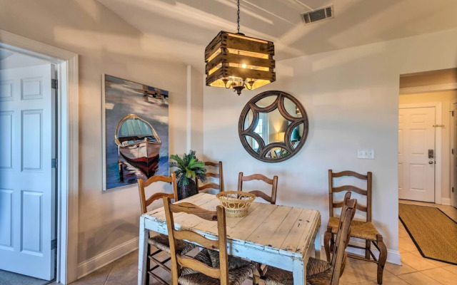 3rd-floor Riverfront Condo: Walk to Downtown Eats!