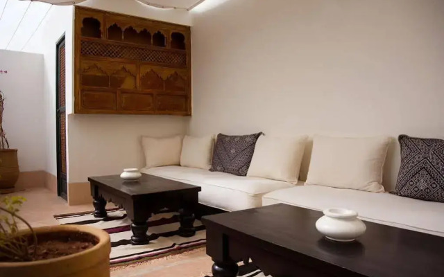 Riad Le J