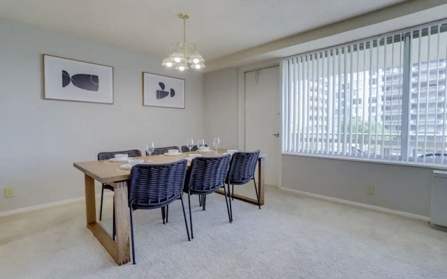 Awesome 2 BR Condo Crystal City
