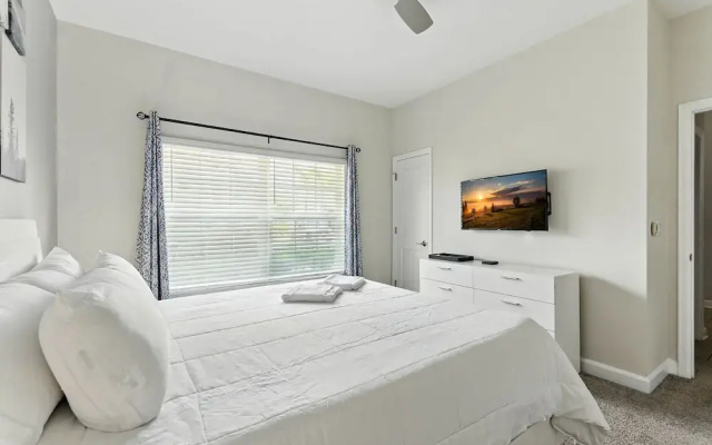 Comfort Stay With Pool Near Attractions
