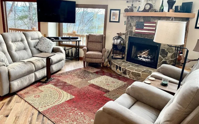 Bear's Mountaintop Views 3 Bedroom Chalet by RedAwning