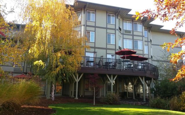 Plaza Inn & Suites at Ashland Creek