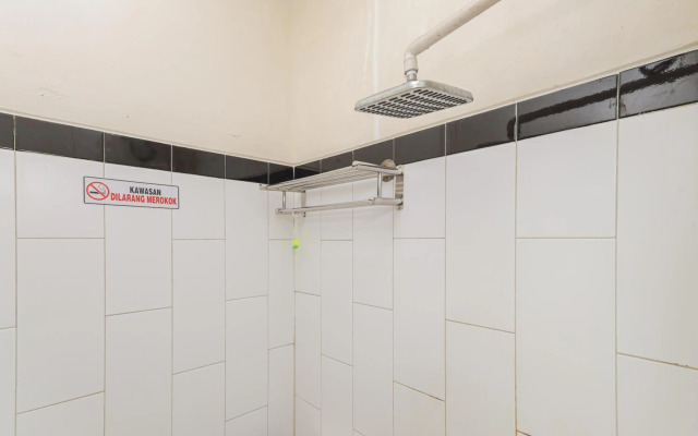 RedDoorz Syariah near Green Park Jatiwarna