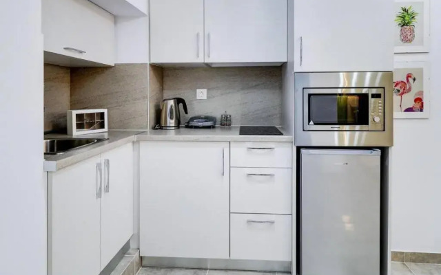 Green-Lux studio 2' from metro Petralona