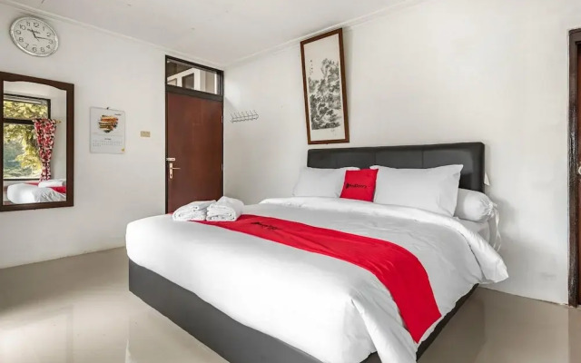 RedDoorz @ Mega Indah Villa Estate G16