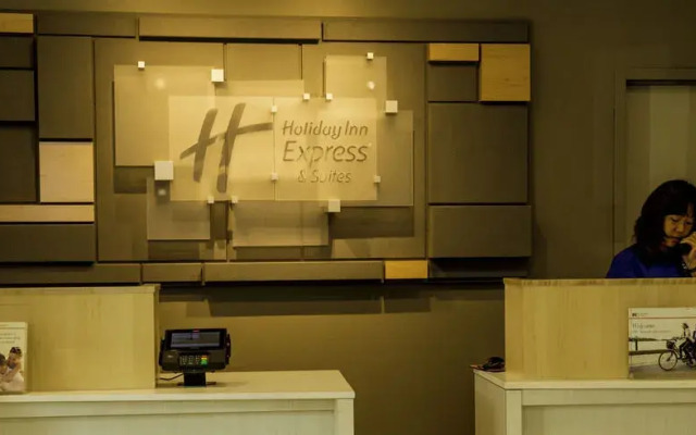Holiday Inn Express Hotel & Suites St. Petersburg North (I-275)