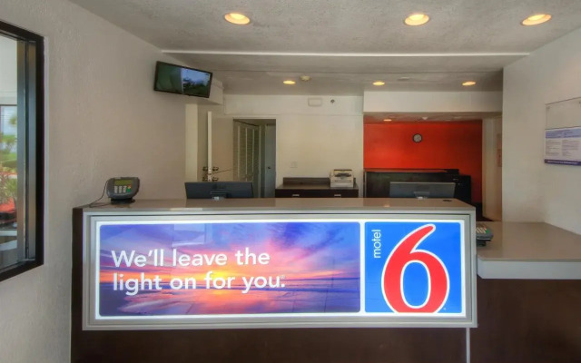 Motel 6 Bradenton, FL