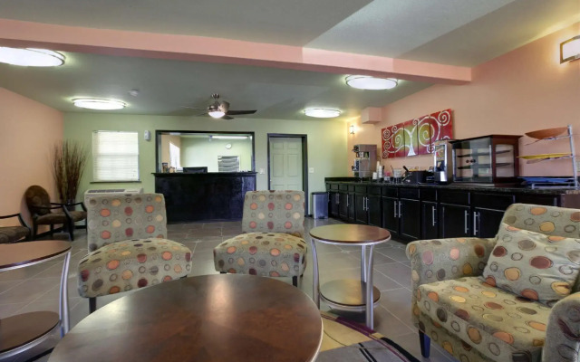 Econo Lodge Inn & Suites