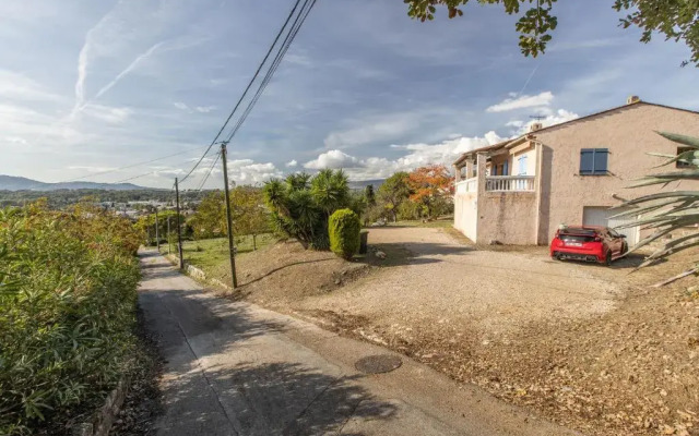 Quiet large 3-bedroom apartment with terrace, garden & incredible Mountain view