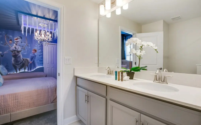 Stunning Villa w/ No Rear Neighbors! Near Disney